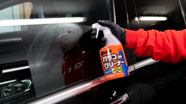 Preview: Soft99 Glaco De Cleaner Glasreiniger Anwendung an Scheibe